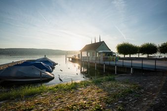 Schiffstation Bendlikon im Morgenlicht