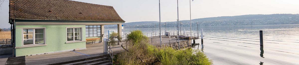 Seeufer und Bootsteg im Frühling