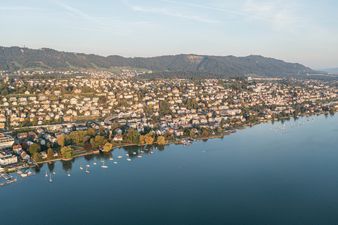 Luftaufnahme Seeufer und Parkanlagen Kilchberg