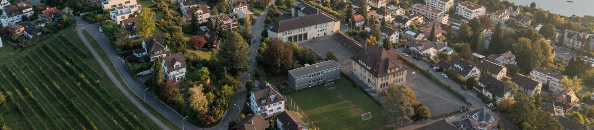 Luftaufnahme Schulhaus Alte Landstrasse und Gemeindeschulhaus, Kilchberg