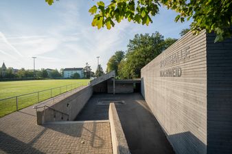 Sporthalle Hochweid Aussenansicht mit Kunstrasenplatz