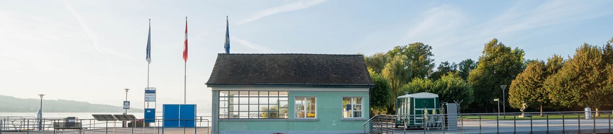 Wartehäuschen Bootssteg Kilchberg Sommer