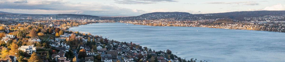 Luftaufnahme Kilchberg Richtung Zürich im Herbst