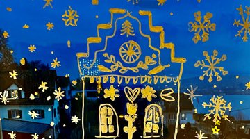 Adventsfenster beleuchtet