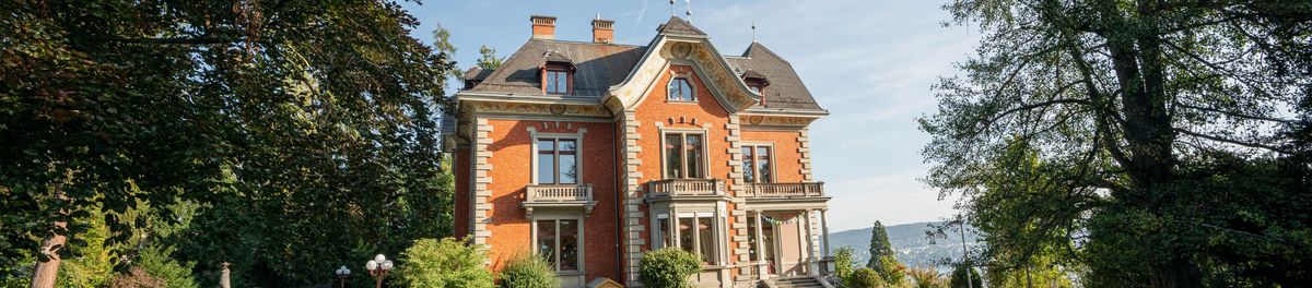 Villa Schellergut Kilchberg mit Park im Sommer