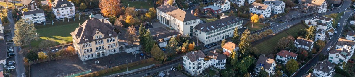 Luftaufnahme Schulhaus Alte Landstrasse und Gemeindeschulhaus, Kilchberg