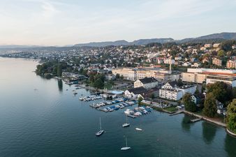 Luftaufnahme Hafen und Seebad Kilchberg